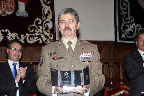 El teniente general Alca&ntilde;&iacute;z, jefe de la UME, recibe el Premio Colectivo Valores de Convivencia de la Fundacion Rodolfo Benito Samaniego en el Paraninfo de la Universidad de Alcal&aacute;