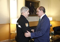 Saludo entre el presidente del Gobierno de Aragón, Javier Lambán y el Jefe de la UME, teniente general Miguel Alcañiz