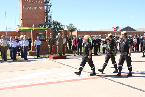 Desfile durante el acto de toma de posesión del nuevo jefe del cuarto Batallón