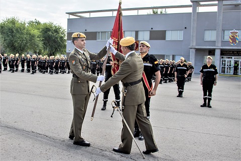El teniente coronel Esteban recibe el guion del BIEM I durante el acto de relevo celebrado en la B.A. de Torrej&oacute;n
