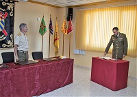 El teniente coronel Garcés durante su jura del cargo de jefe del BIEM II ante el teniente general Alcañiz, jefe de la UME