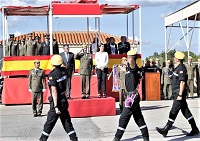 El teniente general Alcañiz saluda a las unidades del desfile que se llevó a cabo tras el relevo entre los tenientes coroneles Clavería y Moreno