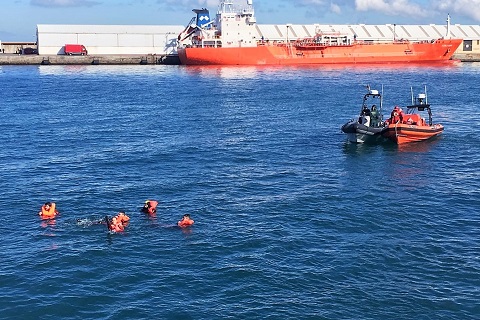 Uno de los ejercicio del simulacro consisti&oacute; en socorrer a las victimas de un helicoptero que hab&iacute;a caido al mar