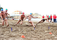Como novedad este año la prueba denominada “Banderas” que consiste en carreras de 30 metros al sprint por la arena de la playa.