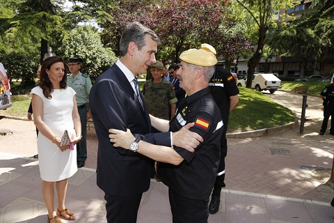 El alcalde de Guadalajara con el Jefe de la UME