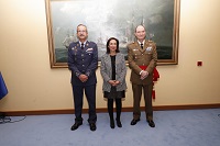 La minsitra de Defensa Margarita Robles posa junto al nuveo Jefe de la UME, el teniente Meijide y el Segundo Jefe de la UME, general de división Gimeno