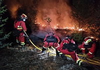 Militares del Segundo Batallón realizan un tendido de mangueras en el incendio forestal de Almonster la Real