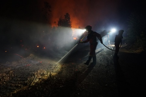 Binomio realiza trabajos de extinción en el incendio forestal de Almonaster la Real