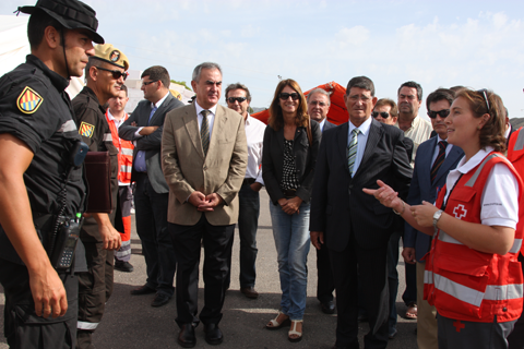 El delegado del Gobierno, Rafael González Tovar, acompañado por autoridades civiles y militares durante su visita al campamento de damnificados.