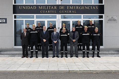 Foto de familia a la llegada a la sede del Cuartel General de la UME