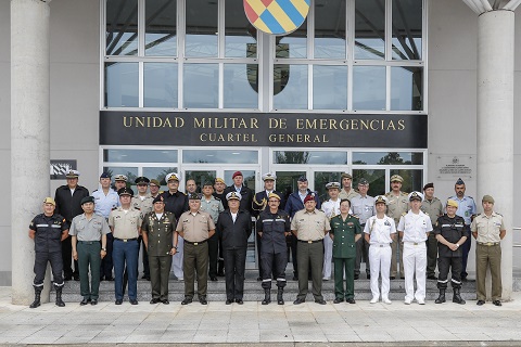 Foto de familia de los agregados militares a su llegada al Cuartel General de la UME
