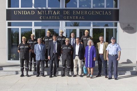 Foto de familia de Delegaci&oacute;n parlamentaria en su visita a la Unidad Militar de Emergencias