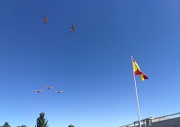 El desfile aéreo corrió a cargo de dos helicópteros EC135 del BHELEME y tres Canadair del 43 Grupo de FFAA del Ejército del Aire