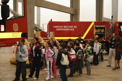 Autoridades de la Junta de Extremadura y grupos de escolares visitaron la exposición y durante el simulacro de emergencia química la UME montó una línea de descontaminación.