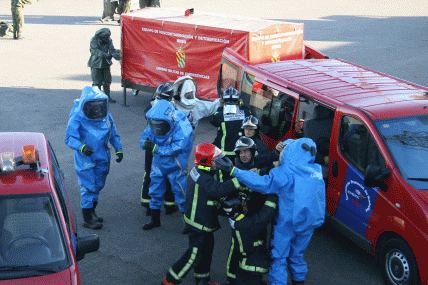 Equipos NBQ de los bomberos de Badajoz y de la UNE