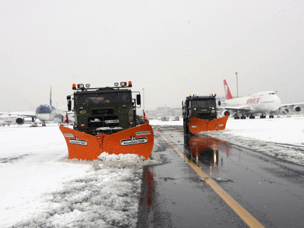 Quitanieves del BIEM I retirando nieve en las pistas del aeropuerto de Barajas.