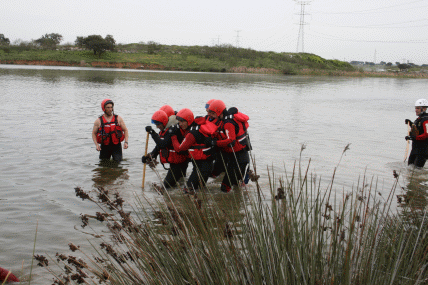Personal del BIEM I realizando prácticas de construcción de diques, búsqueda y rescate en curso de agua y un simulacro de accidente con mercancías peligrosas.