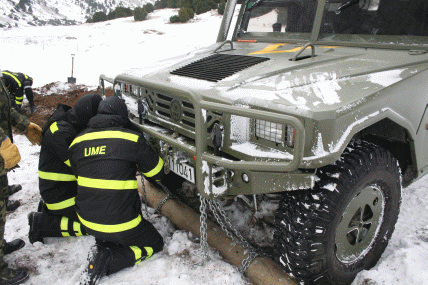 Personal del BIEM IV en tareas de recuperación de vehículos atrapados en la nieve.