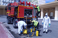 Autobomba suministrando material para desinfectar