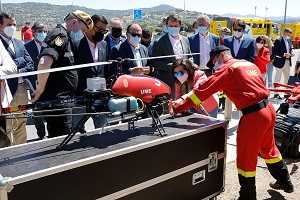 La comitiva presencia una exposición estática de material. En la imagen un dron Alpha 800 del BTUME