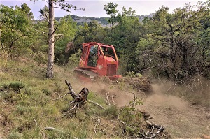 Trabajos de perimetración con la máquina de ingenieros Dozer D5