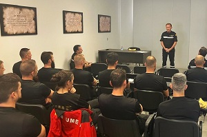 El coronel Pedro Aneiros, director de la Escuela Militar de Emergencias, inauguró el Curso y transmitió a los alumnos el objetivo de esta formación: proporcionar los conocimientos y habilidades necesarias para que los equipos acometan con la mayor eficacia las misiones de búsqueda y rescate de víctimas en terreno de montaña o en espacios naturales confinados con difícil acceso