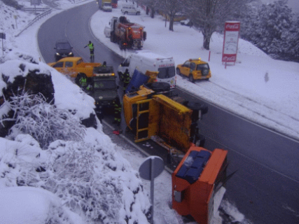 Efectivos del BIEM II auxiliaron al conductor de una m&aacute;quina quitanieves accidentada.