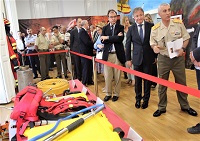 El delegado del Gobierno en la Comunitat Valenciana, Juan Carlos Moragues, acompañado de varias autoridades civiles y militares, durante el recorrido inaugural por la exposición