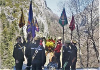 Ofrenda floral en el monollito en recuerdo a Victor Martín