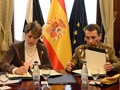 La consejera Yolanda Bel y el general Muro plasman su firma en el convenio