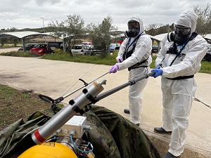 Empleo de un detector con pértiga para mantener la mayor distancia posible y minimizar la posible exposición a la radiación