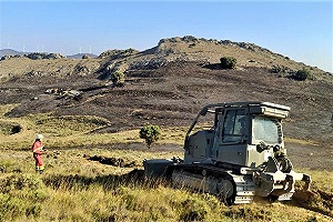 Las maquinas de ingenieros, como la Dozer D7, han tenido un papel importante en las labores de perimetración del incendio