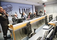 Tras la firma del convenio el teniente general Miguel Alcañiz, mostró a la directora general de Personas y Recursos, Rosa Sanz, el Centro de Operaciones Conjunto del Cuartel General de la UME