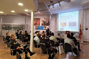 En el inicio de la visita, los oficiales portugueses han atendido una conferencia sobre las capacidades genéricas de la UME