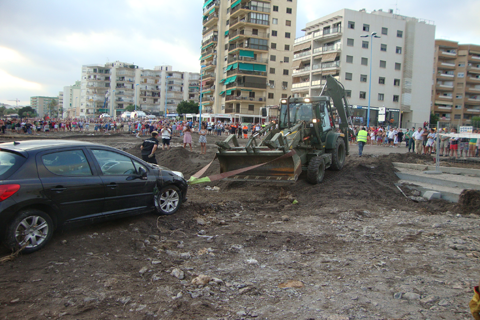 Personal de la UME durante la recuperación de vehículos del mar