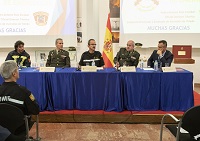 Mesa Redonda sobre cómo liderar equipos en situaciones de crisis, moderada por el segundo jefe de la UME, general de división Manuel Gimeno.
