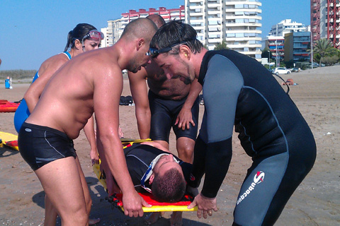 Pr&aacute;cticas de salvamento en la playa de Pobla de Farnals