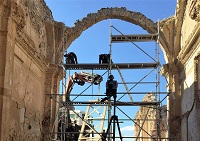 Apuntalamiento del arco de la bóveda, el único que persiste original, a 9 metros de altura, solo con puntales de madera