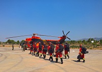 Momento en que la sección ligera del BIEM III procede al embarque en el Cougar del BHELEME del Ejército de Tierra