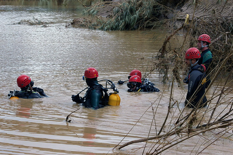 Buceadores de la Guardia Civil y del BIEM II durante su intervenci&oacute;n