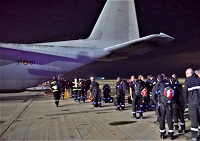 Embarque de madrugada en un avión Hércules del Ejército del Aire