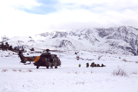 Un centenar de militares de la UME realizan prácticas en terreno nevado