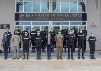 Firma en el Libro de Honor de la UME por parte de la ministra Florence Parly