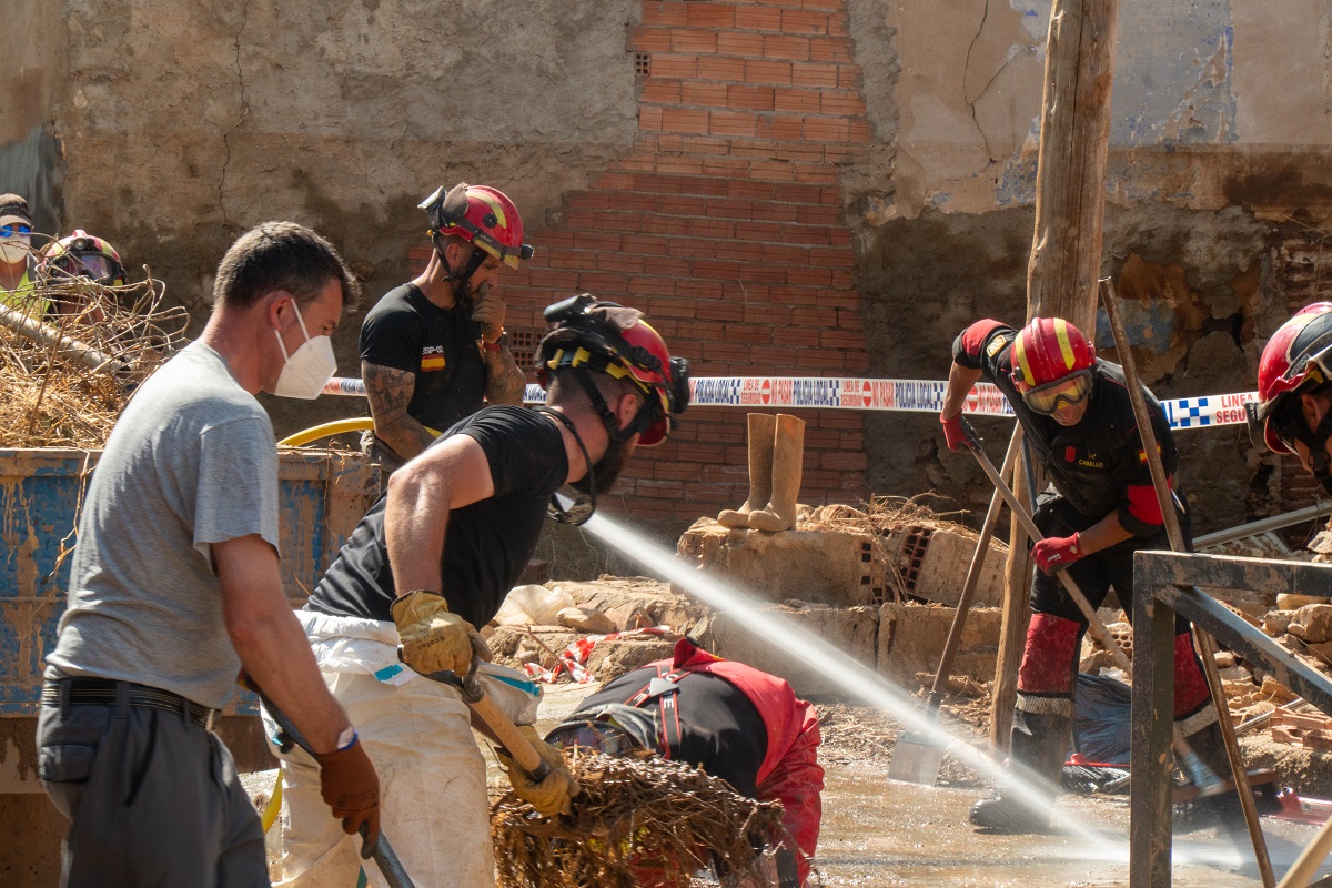 Entre los trabajos realizados por la UME se incluyeron la limpieza de vías y baldeo de calles