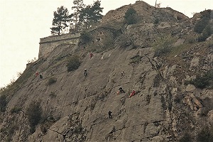 Prácticas de rescate en pared vertical dentro del Curso Avanzado de Rescate Terrestre