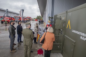 La comitiva pudo conversar con varios de los militares de la UME y visitar el Labortorio de Identificación Rápida (LABIR)