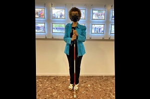 Rosa Rodrigo, perteneciente a la Federación de Asociaciones de Personas Sordociegas de España, muestra su bastón rojo y blanco, que identifica a los sordociegos