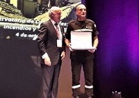 El Presidente del Observatorio y Director General de Fundación Aon España, Pedro Tomey, en la entrega al jefe del BIEM III, F. Javier Moreno