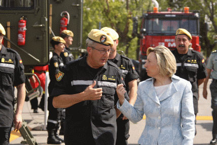 La Delegada acompañada por el jefe de la UME durante la visita a la unidad