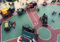 Vista aérea de exposición estática de material realizada en la Plaza de la Marina